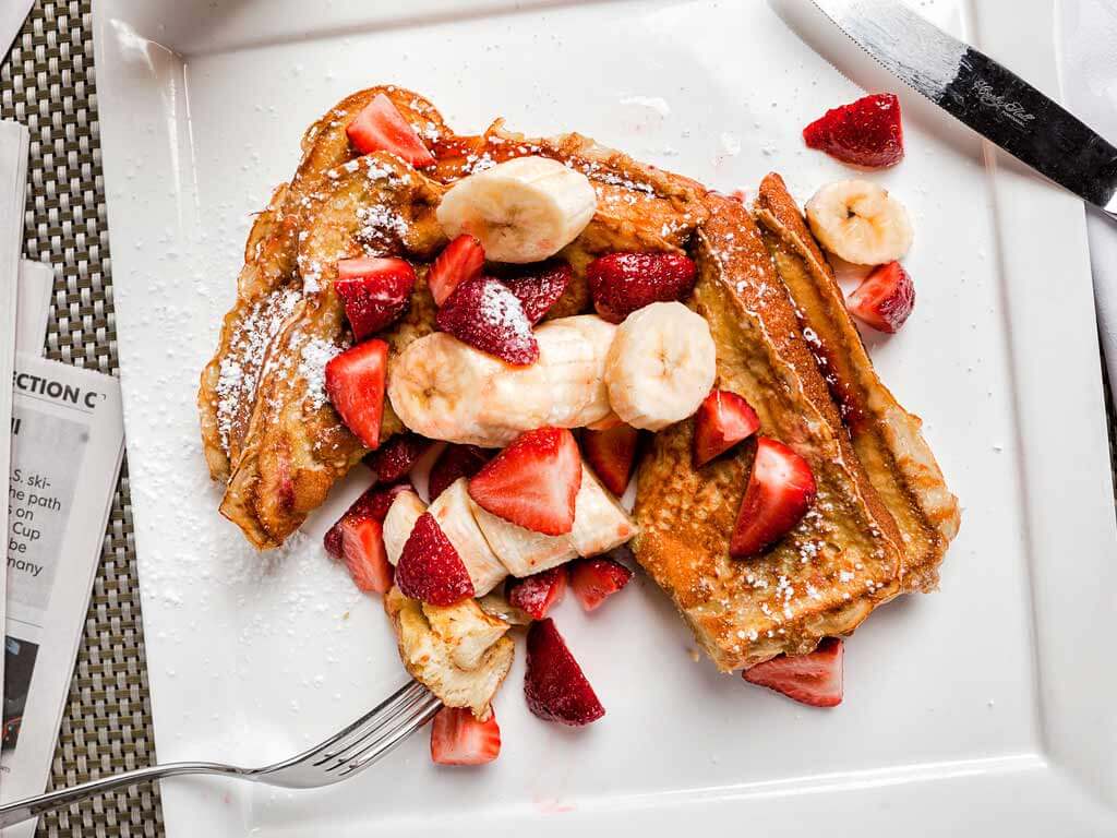 Сroutons with strawberries and bananas
